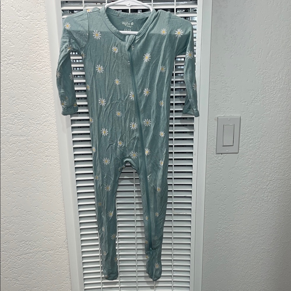 Kyte baby Daisy print footie size 12-18m